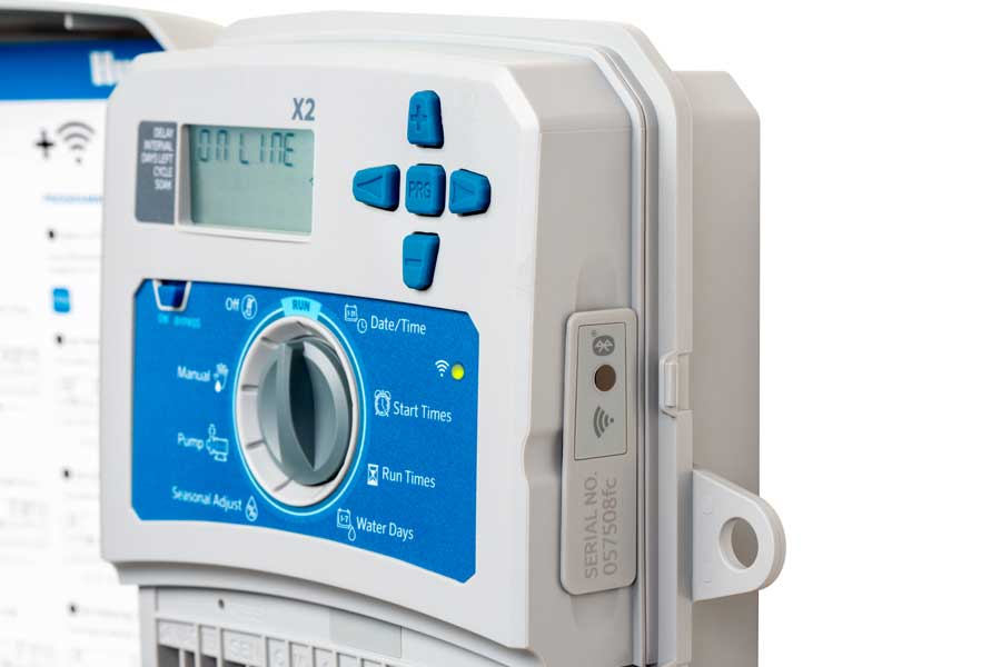 Das Hunter Hydrawise Steuergerät X2 mit Wand.